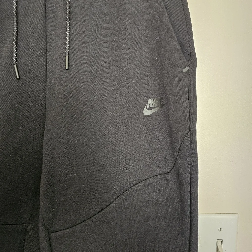 NWT Nike Men Black Slim Fit Size M Taper Leg Regular Length Joggers Sweatpants
